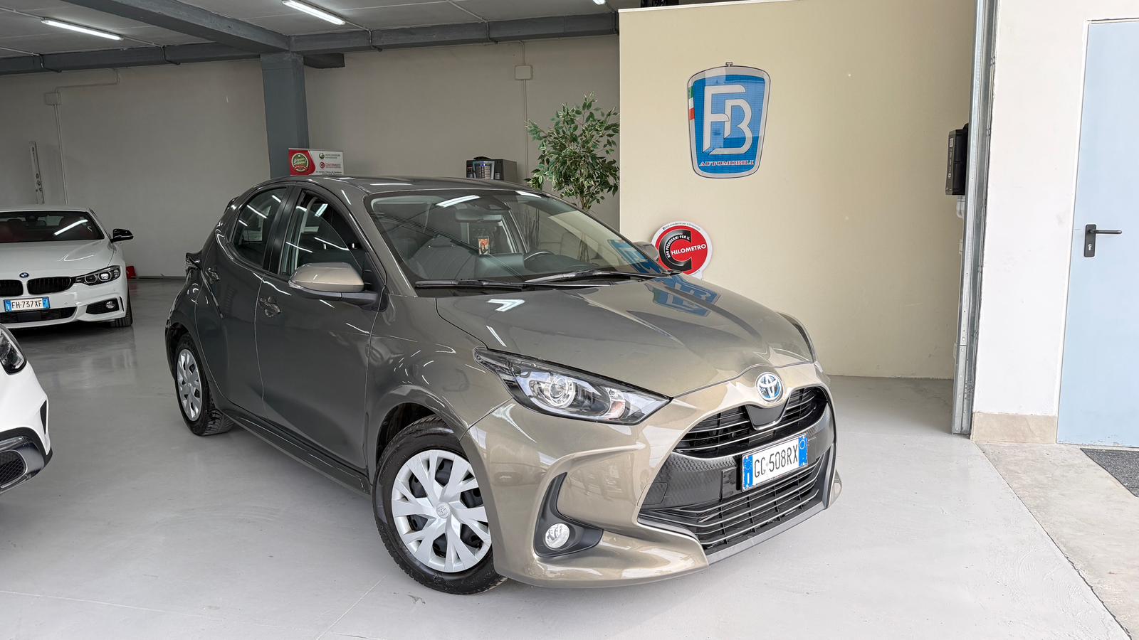 TOYOTA TOYOTA YARIS Hybrid Business