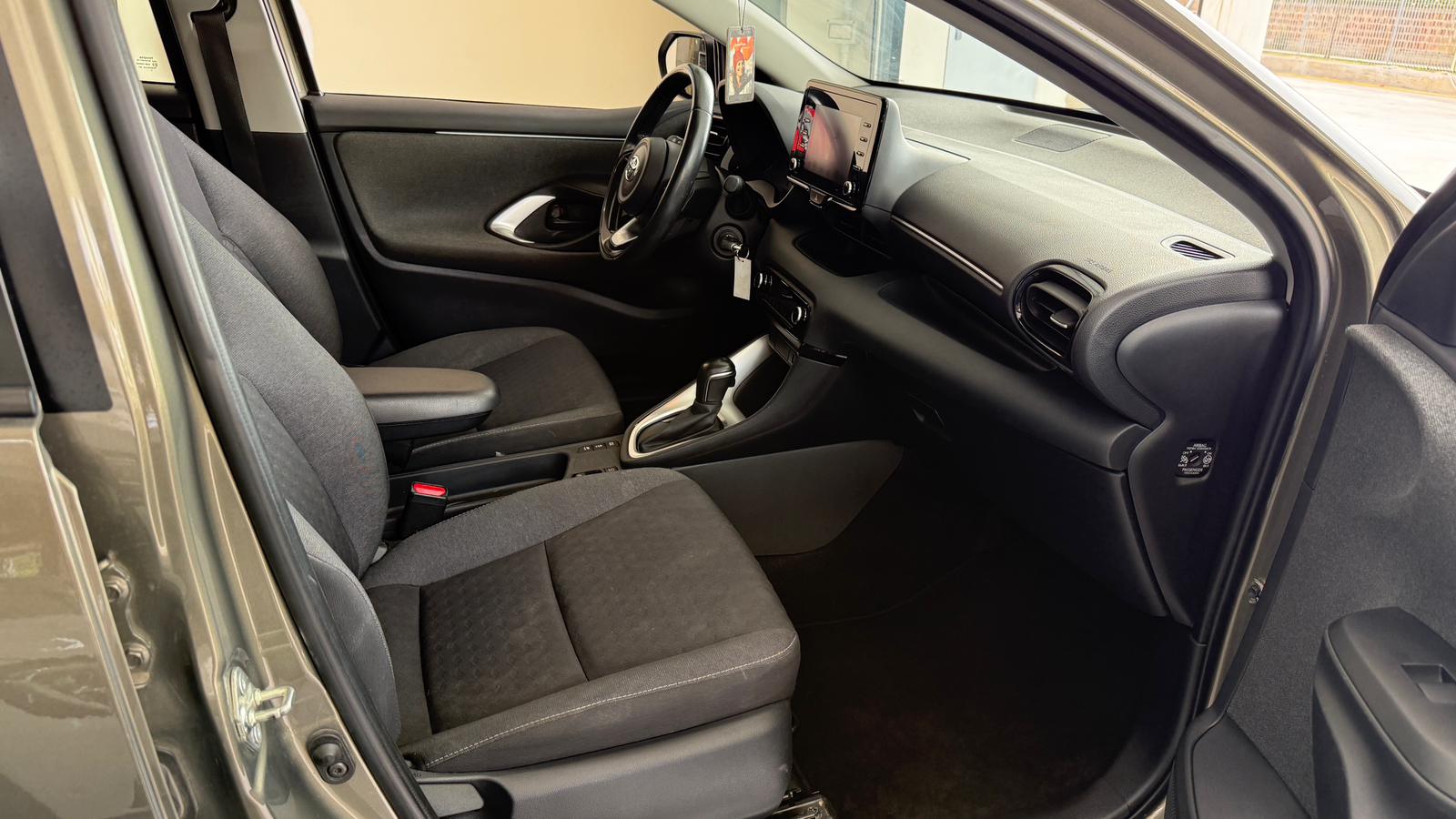 TOYOTA TOYOTA YARIS Hybrid Business