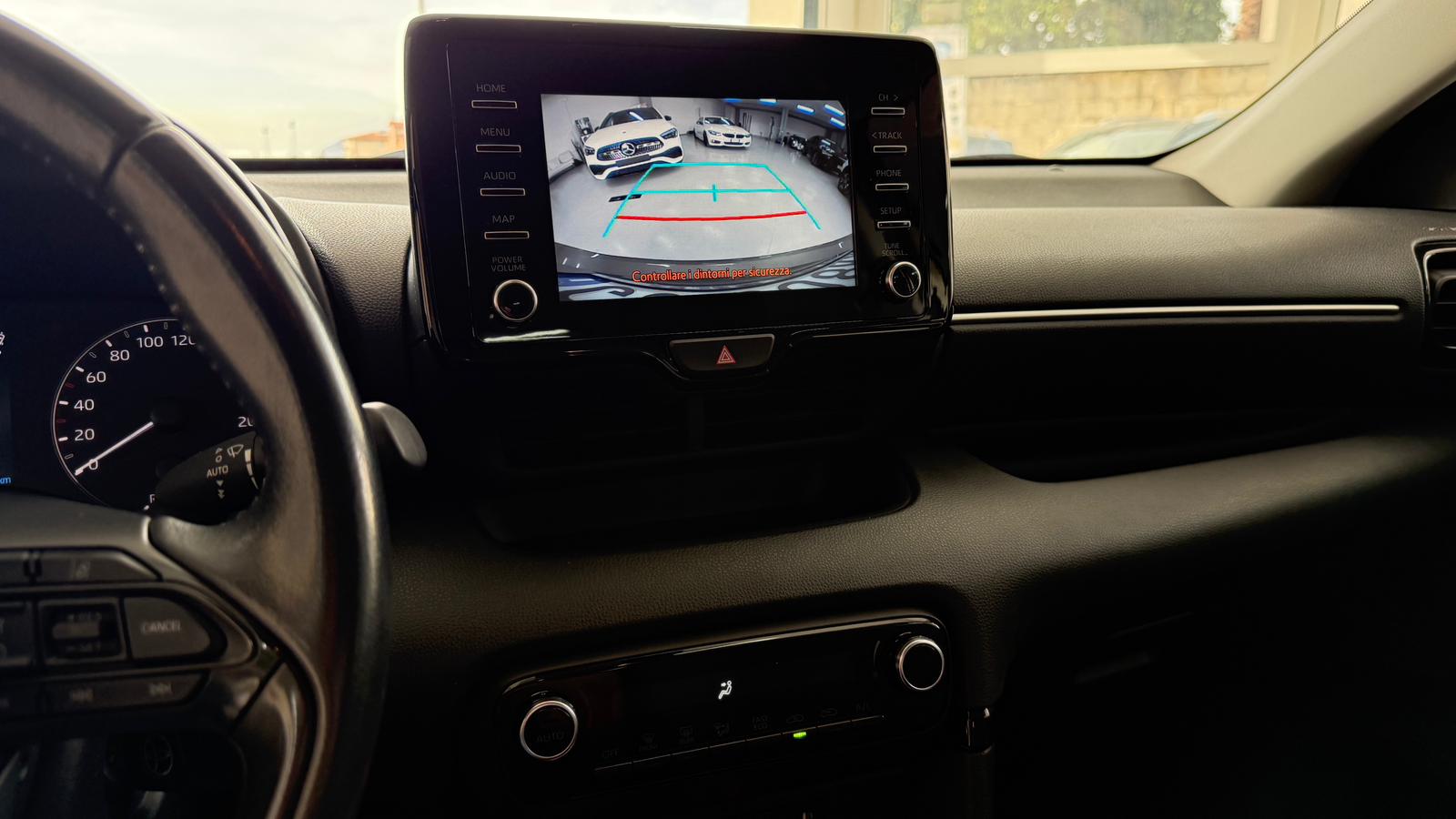 TOYOTA TOYOTA YARIS Hybrid Business