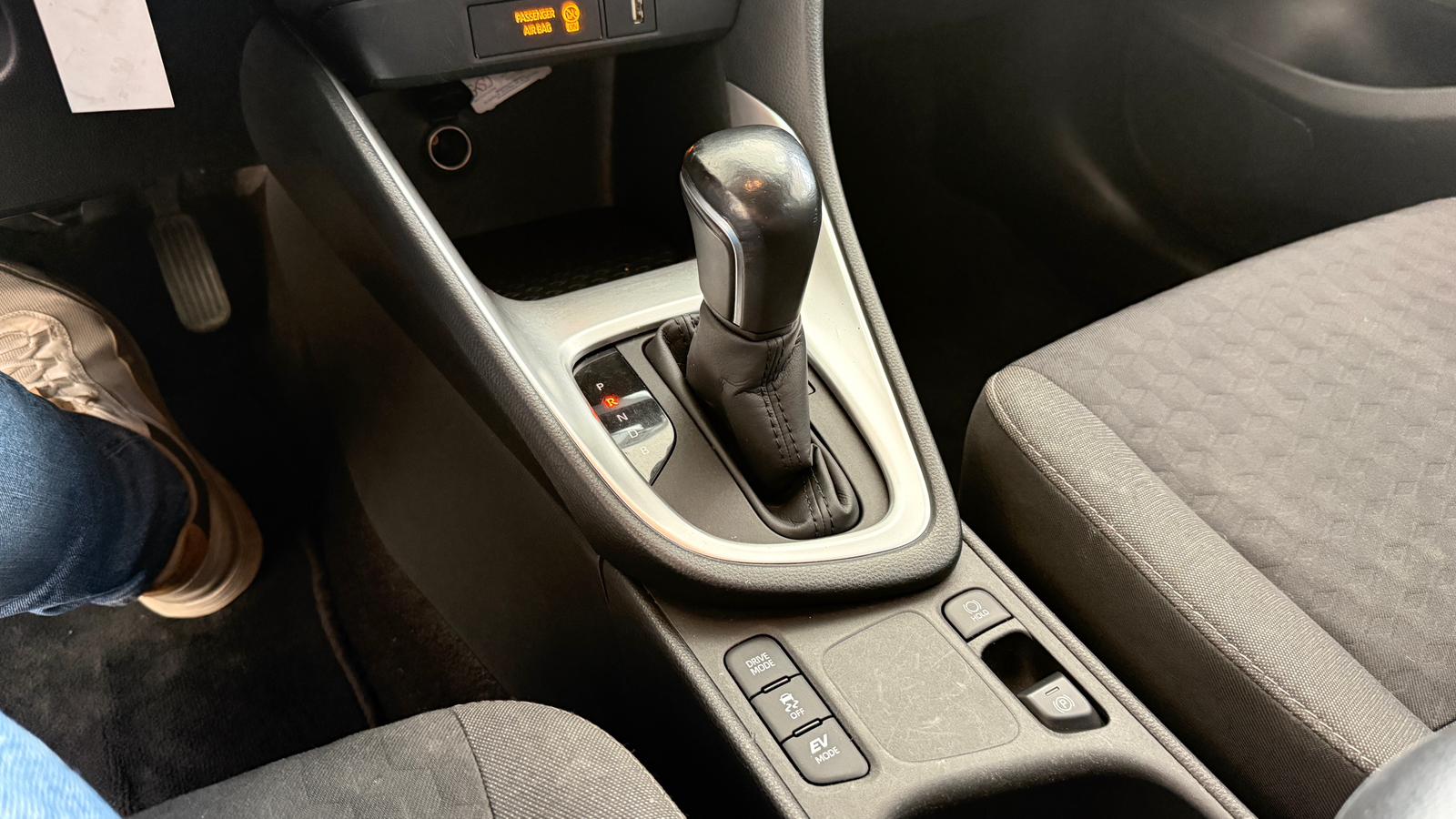 TOYOTA TOYOTA YARIS Hybrid Business