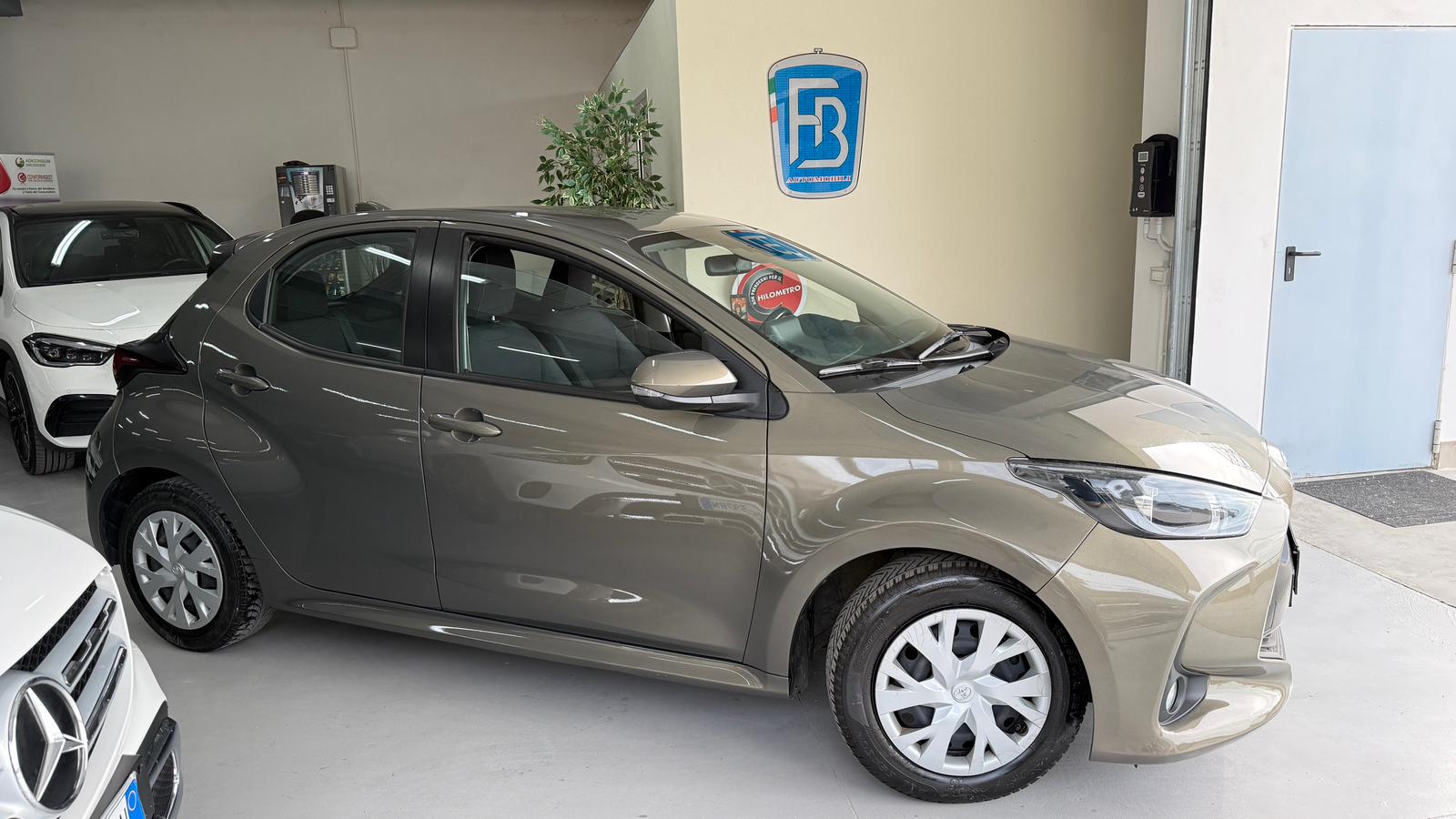 TOYOTA TOYOTA YARIS Hybrid Business