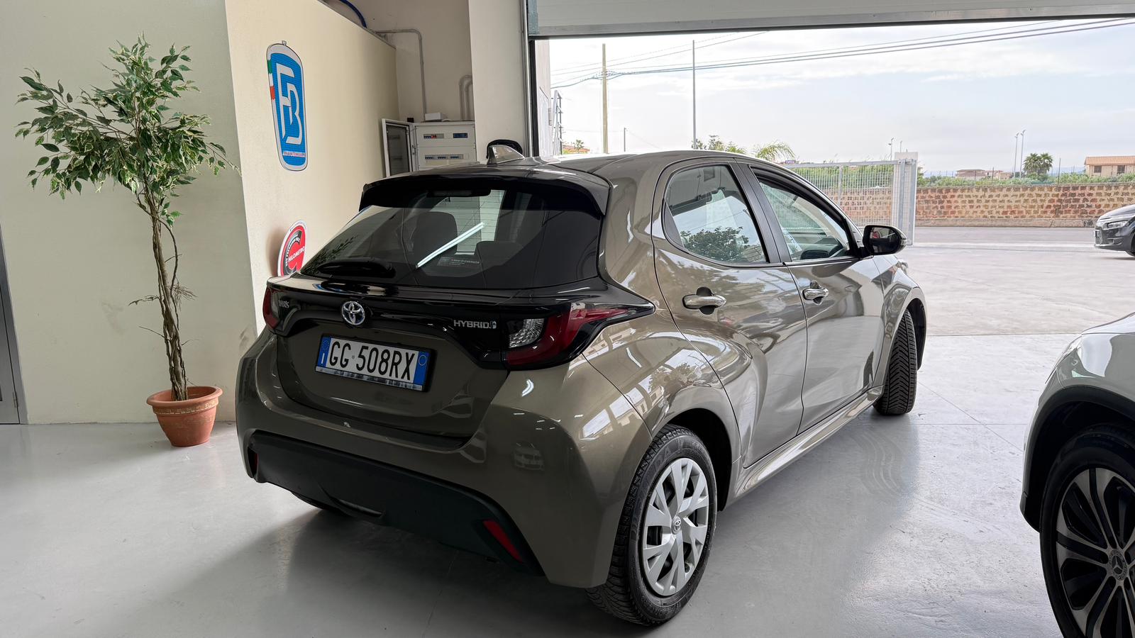 TOYOTA TOYOTA YARIS Hybrid Business
