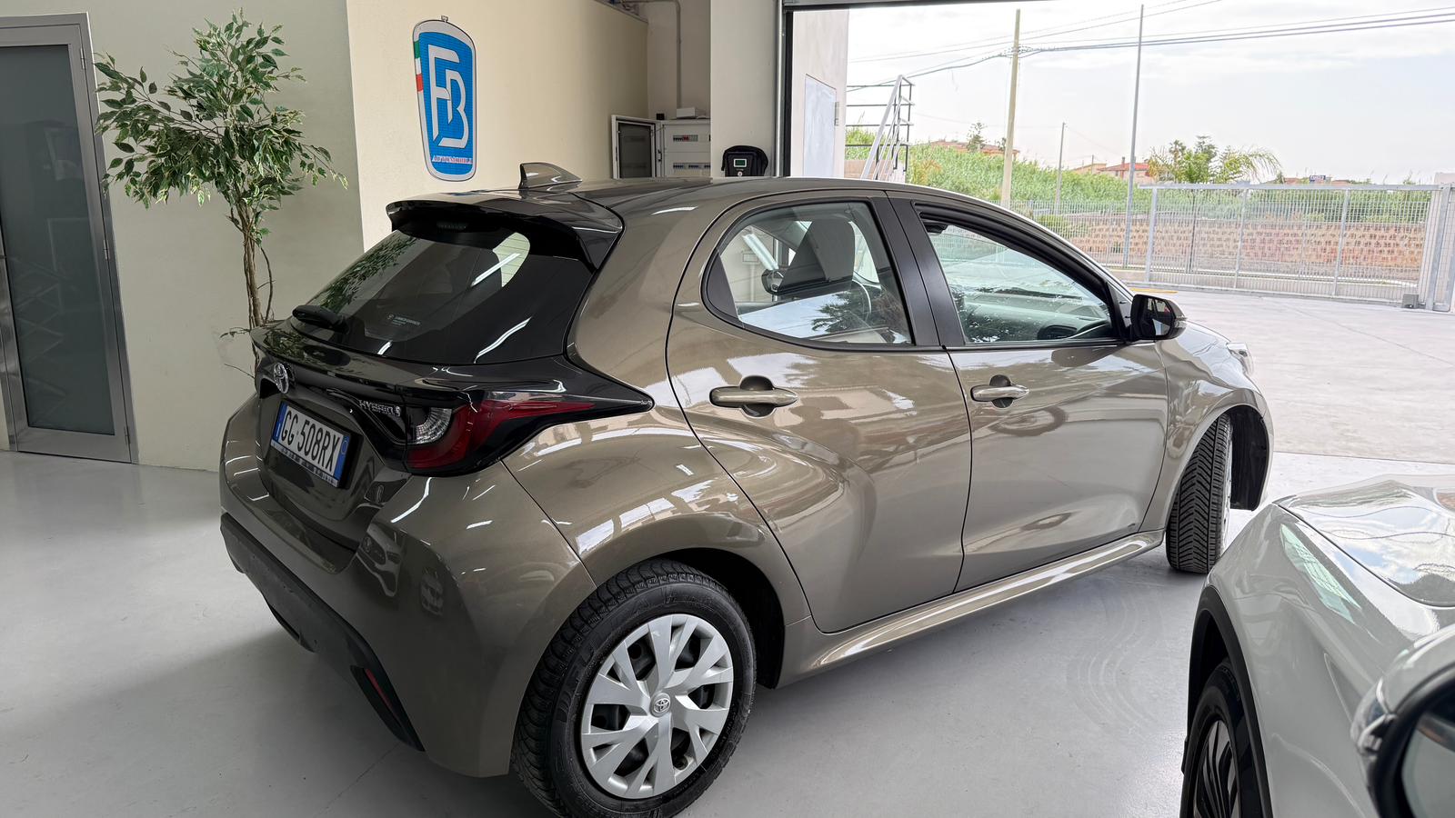 TOYOTA TOYOTA YARIS Hybrid Business
