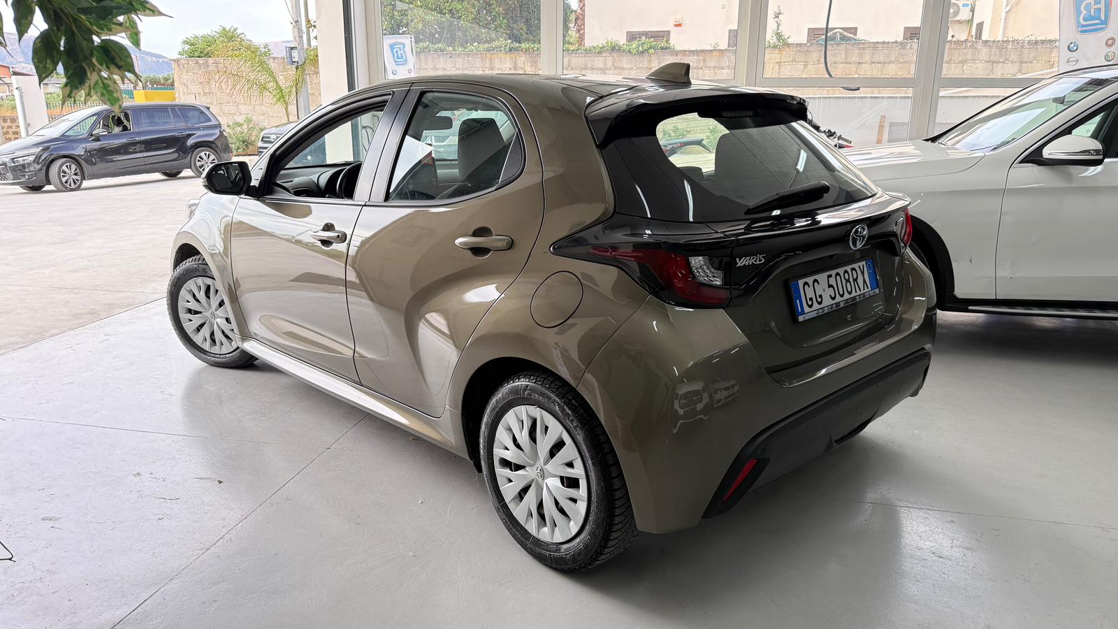 TOYOTA TOYOTA YARIS Hybrid Business