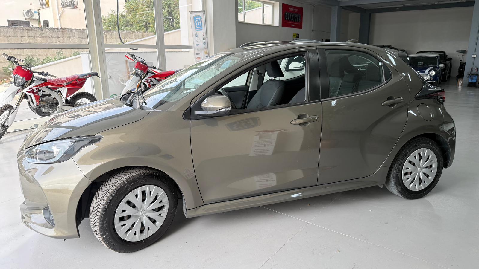 TOYOTA TOYOTA YARIS Hybrid Business
