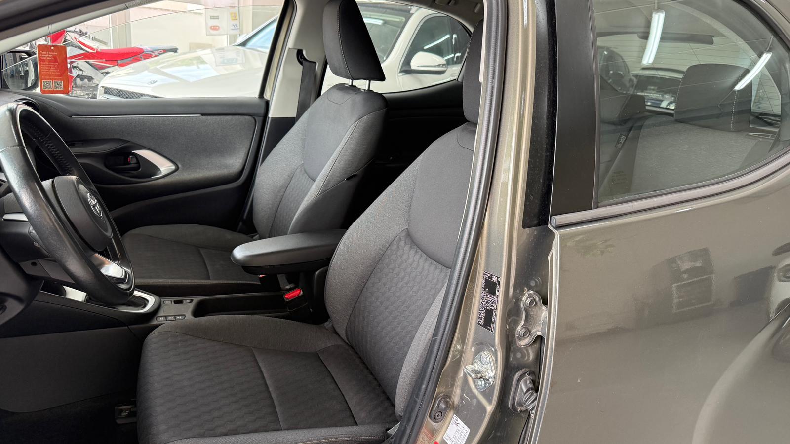 TOYOTA TOYOTA YARIS Hybrid Business